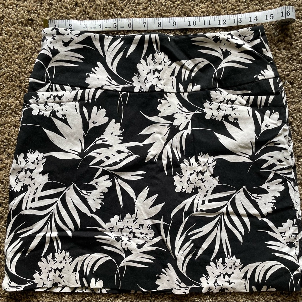 Chic Black and White Floral Mini Skirt
